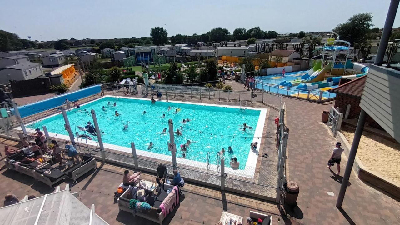 The Burrows Holiday Caravan, Seal Bay Selsey Exteriör bild